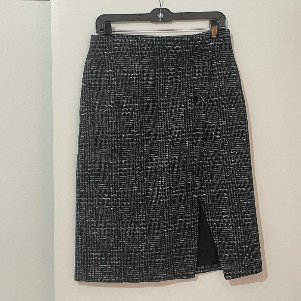 Club Monaco tweed skirt. Size 6. Only worn a few times. Very good condition